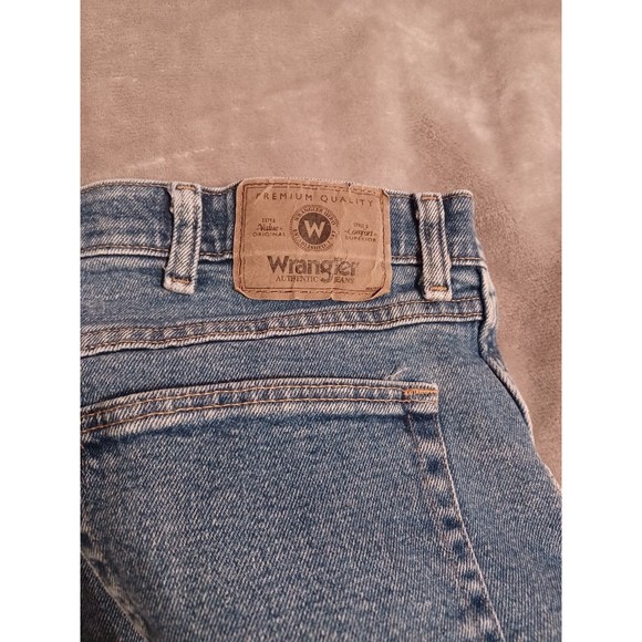 Men's Wrangler Rugged Wear Jeans. 40x29.  Faded Blue Denim. - Picture 7 of 9